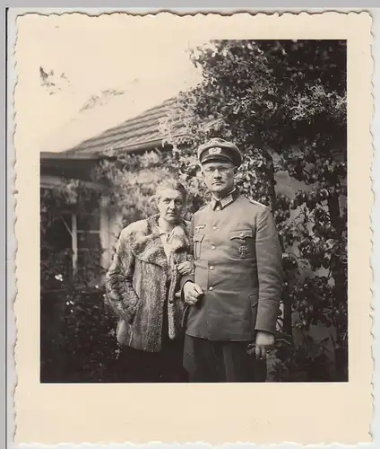 (F26770) Orig. Foto deutscher Soldat mit Frau im Pelz im Freien 1940