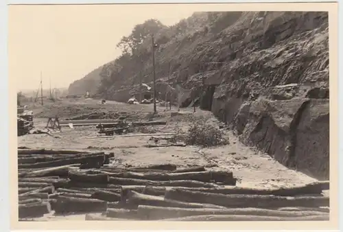 (F26767) Orig. Foto Steilhang an der Küste, Baumstämme Kipploren 1940