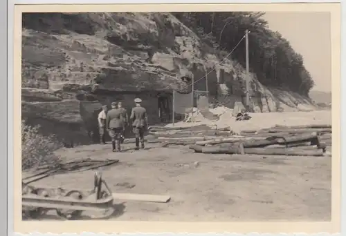 (F26766) Orig. Foto deutsche Soldaten an der Küste, Baumstämme Kipploren 1940