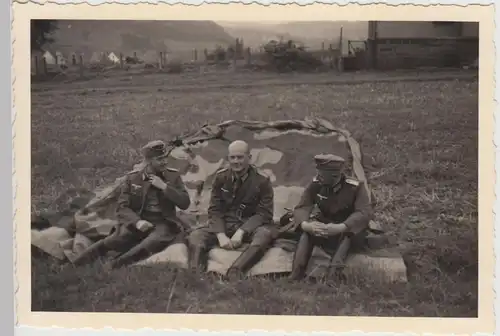 (F26762) Orig. Foto deutsche Soldaten, Aufbau eines Tarnzeltes 1940