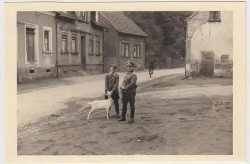 (F26749) Orig. Foto Zweibrücken, Mann m. Zicklein u. Soldat auf Straße 1939