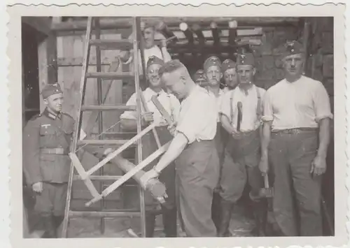 (F26741) Orig. Foto deutsche Soldaten zersägen Rundholz 1939