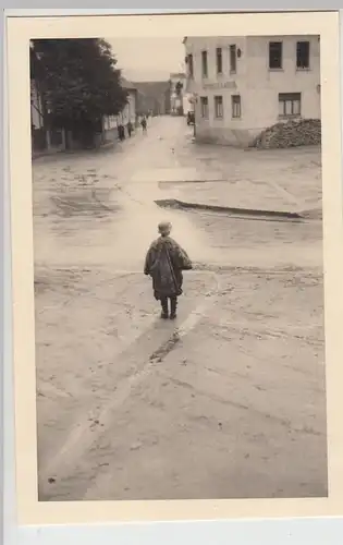 (F26720) Orig. Foto Zweibrücken, kleiner Junge mit Stahlhelm auf Straße 1939