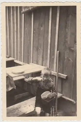 (F26719) Orig. Foto kleiner Junge mit Eßgeschirr an Baracke 1939