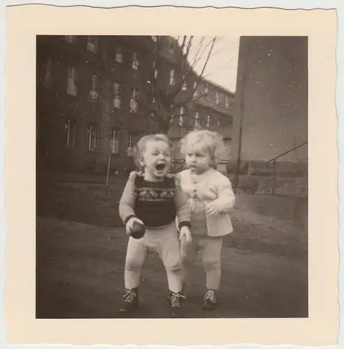 (F26713) Orig. Foto Barmen, Kleinkinder mit Ball im Freien 1951-53