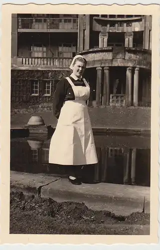 (F26712) Orig. Foto Barmen, Schwester vor dem Kinderkrankenhaus 1951-53