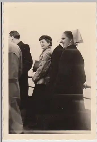 (F26706) Orig. Foto Personen a.d. Rheindampfer zw. Benrath und Zons 1953