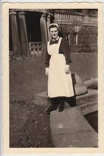 (F26703) Orig. Foto Barmen, Schwester vor dem Kinderkrankenhaus 1953