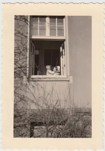 (F26700) Orig. Foto Kinderkrankenhaus Barmen, Schwester m. Kind am Fenster 1953