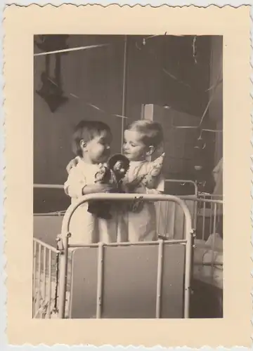 (F26699) Orig. Foto Kinderkrankenhaus Barmen, Kinder m. Puppen Station II 1953