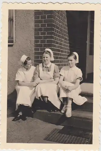 (F26694) Orig. Foto Kinderkrankenhaus Barmen, Schwestern am Haus 1952