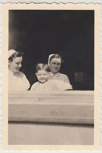 (F26693) Orig. Foto Barmen, Schwestern am Fenster des Klinikums 1952