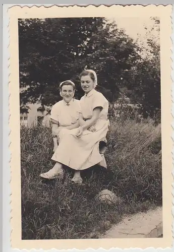 (F26692) Orig. Foto Kinderkrankenhaus Barmen, Schwestern im Freien 1952