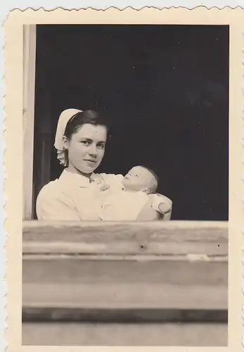 (F26691) Foto Barmen, Schwester m. Baby am Fenster des Klinikums KKIII 1952