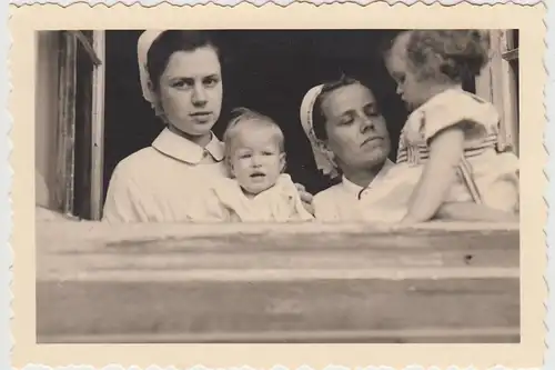 (F26690) Orig. Foto Barmen, Schwestern am Fenster des Klinikums KKIII 1952