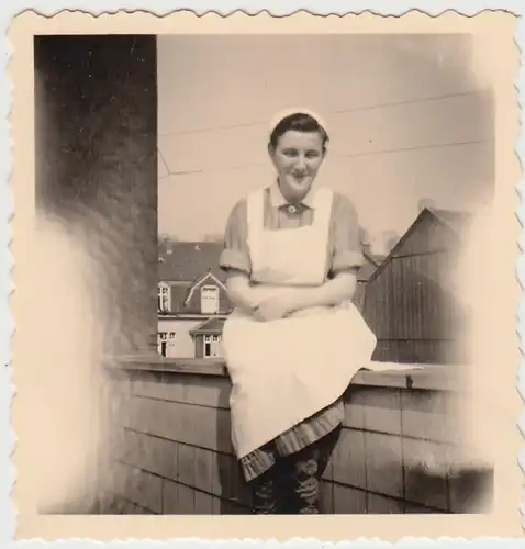 (F26689) Orig. Foto Barmen, Schwester auf Balkon i.d. Humboldstraße 24, 1952