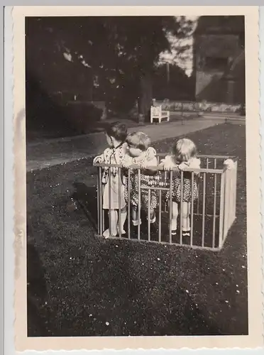 (F26686) Orig. Foto Barmen, Kinder im Laufgitter vor Kinderkrankenhaus 1951