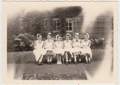 (F26685) Orig. Foto Kinderkrankenhaus Barmen, Schwestern vor Gebäude 1951