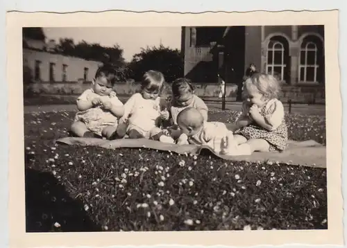 (F26682) Orig. Foto Barmen, Kinder auf Wiese vor Kinderkrankenhaus 1951