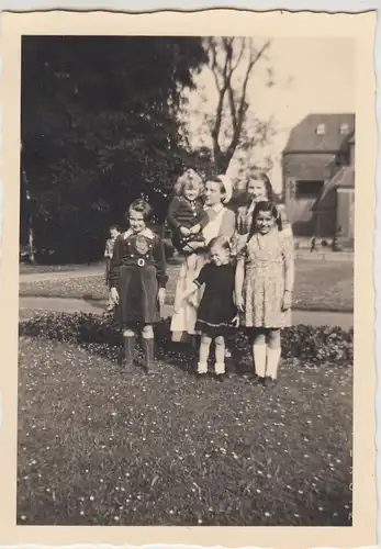 (F26681) Foto Barmen, Schwestern u. Kinder auf Wiese vor Kinderkrankenhaus 1951