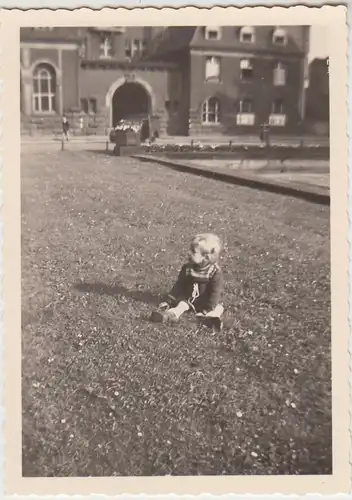 (F26677) Orig. Foto Barmen, Kind auf Wiese vor Kinderkrankenhaus 1951