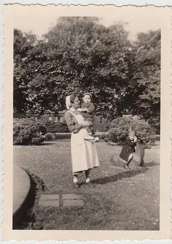 (F26674) Orig. Foto Kinderkrankenhaus Barmen, Schwester m. Kind i. Park 1951