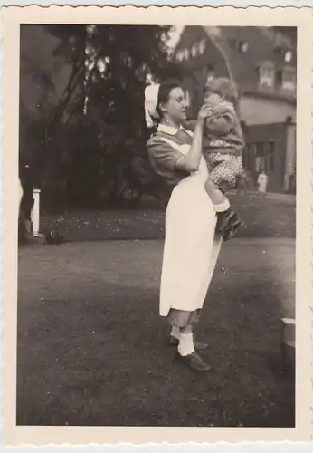 (F26673) Orig. Foto Kinderkrankenhaus Barmen, Schwester m. Kind 1951