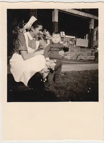 (F26669) Orig. Foto Kinderkrankenhaus Barmen, Schwester m. Kind 1951