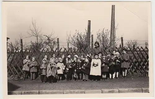 (F26668) Orig. Foto Kinder im Freien, z.T. m. Regenmantel 1950