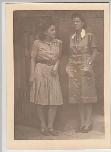 (F26664) Orig. Foto junge Frauen lehnen am Gebäude 1930/40er