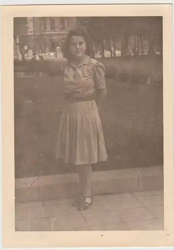 (F26663) Orig. Foto junge Frau im Park einer Stadt 1930/40er