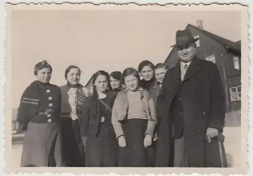 (F26653) Orig. Foto Mann und Mädchen im Freien, Wanderung 1930er