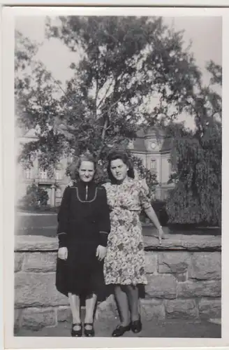 (F26652) Orig. Foto Frauen in einem Schlosspark 1930er