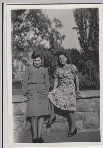(F26648) Orig. Foto junge Frauen in einem Schlosspark 1930er