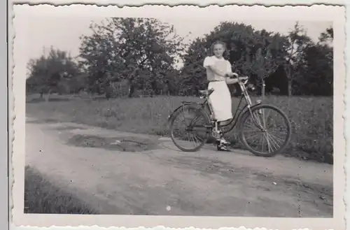 (F26646) Orig. Foto junge Frau unterwegs mit dem Fahrrad 1930/40er