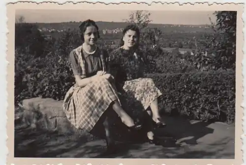 (F26645) Orig. Foto junge Frauen sitzen im Freien 1930/40er