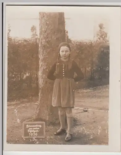 (F26644) Orig. Foto Mädchen im Garten m. Kreidetafel, Schulzeit 1936