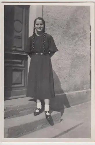 (F26642) Orig. Foto Mädchen (14 J.) vor einem Hauseingang 1936