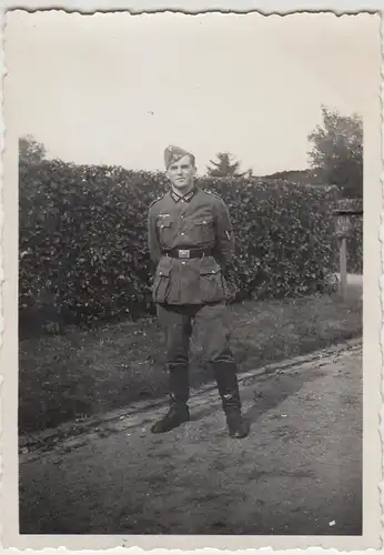 (F26641) Orig. Foto deutscher Soldat vor einer Hecke 1942