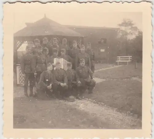 (F26637) Orig. Foto deutsche Soldaten mit Akkordeon vor Pavillon 1940er