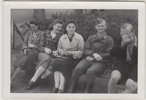 (F26635) Orig. Foto Luftwaffe-Soldat und Frauen sitzen auf einer Bank 1940