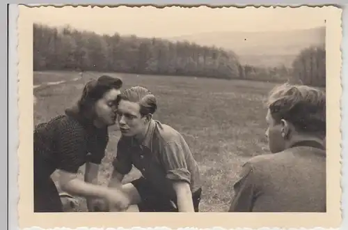 (F26634) Orig. Foto Personen auf der Wiese, Rast 1939