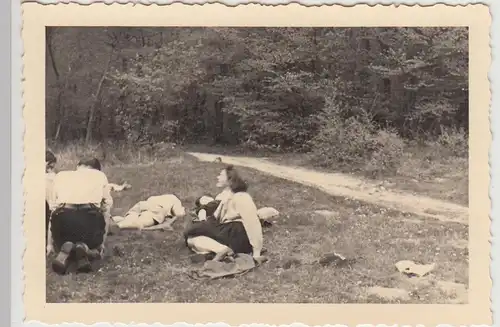 (F26632) Orig. Foto Personen auf der Wiese, Rast 1939