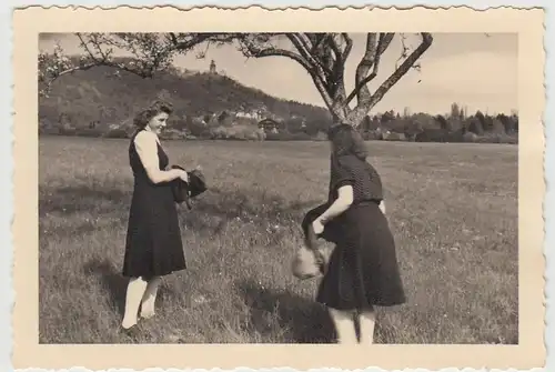 (F26631) Orig. Foto junge Frauen auf einer Wiese am Baum 1939