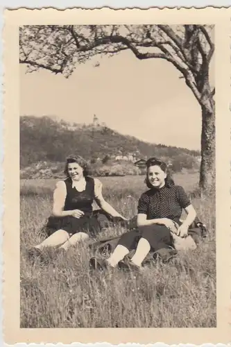 (F26630) Orig. Foto junge Frauen sitzen auf der Wiese 1939