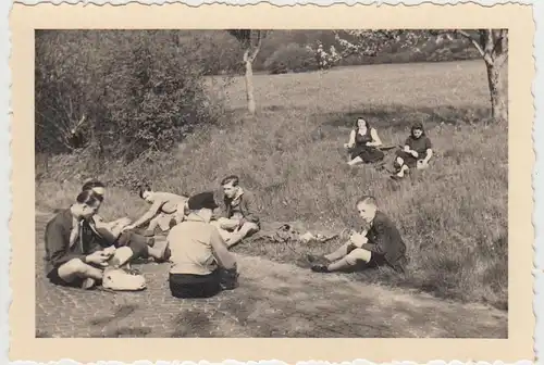 (F26629) Orig. Foto junge Männer sitzen auf der Landstraße 1939