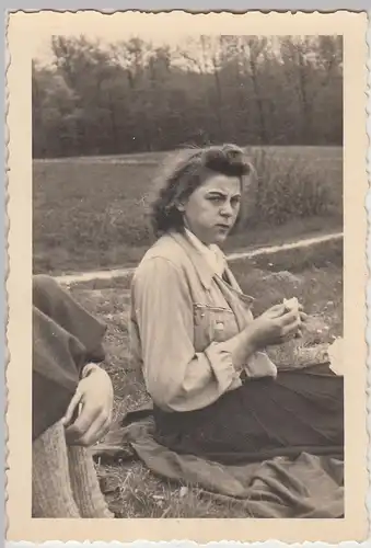 (F26628) Orig. Foto junge Frau sitzt auf der Wiese, Picknick 1939
