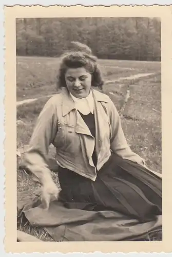 (F26627) Orig. Foto junge Frau sitzt auf der Wiese 1939