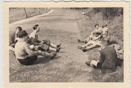 (F26626) Orig. Foto junge Männer sitzen auf der Landstraße 1939