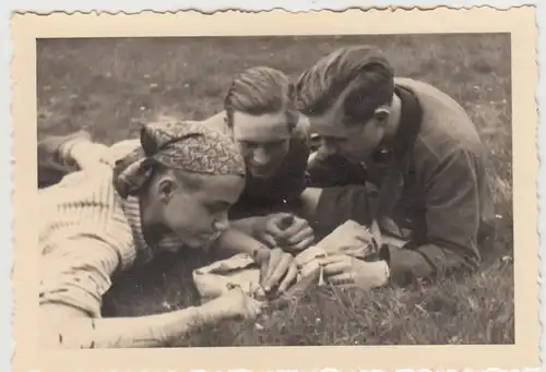 (F26625) Orig. Foto Personen auf der Wiese 1939